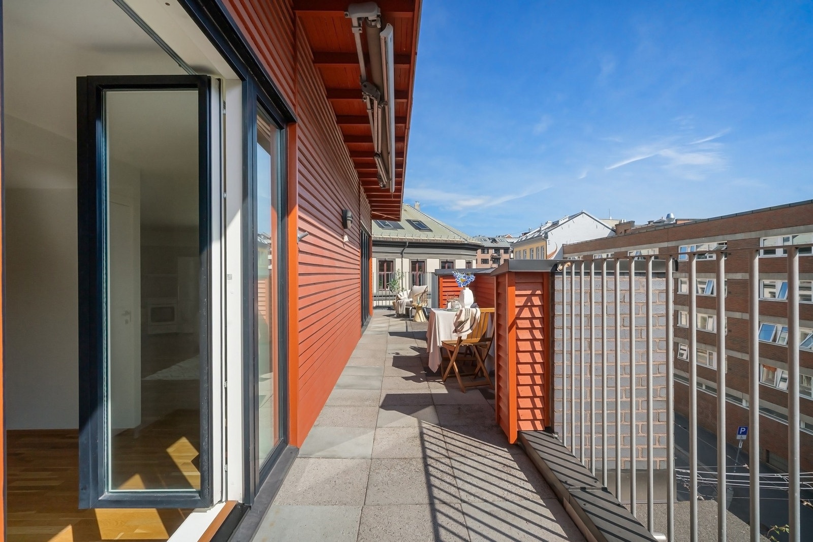 Boligen har utgang til takterrassen fra flere rom. Galleribilde