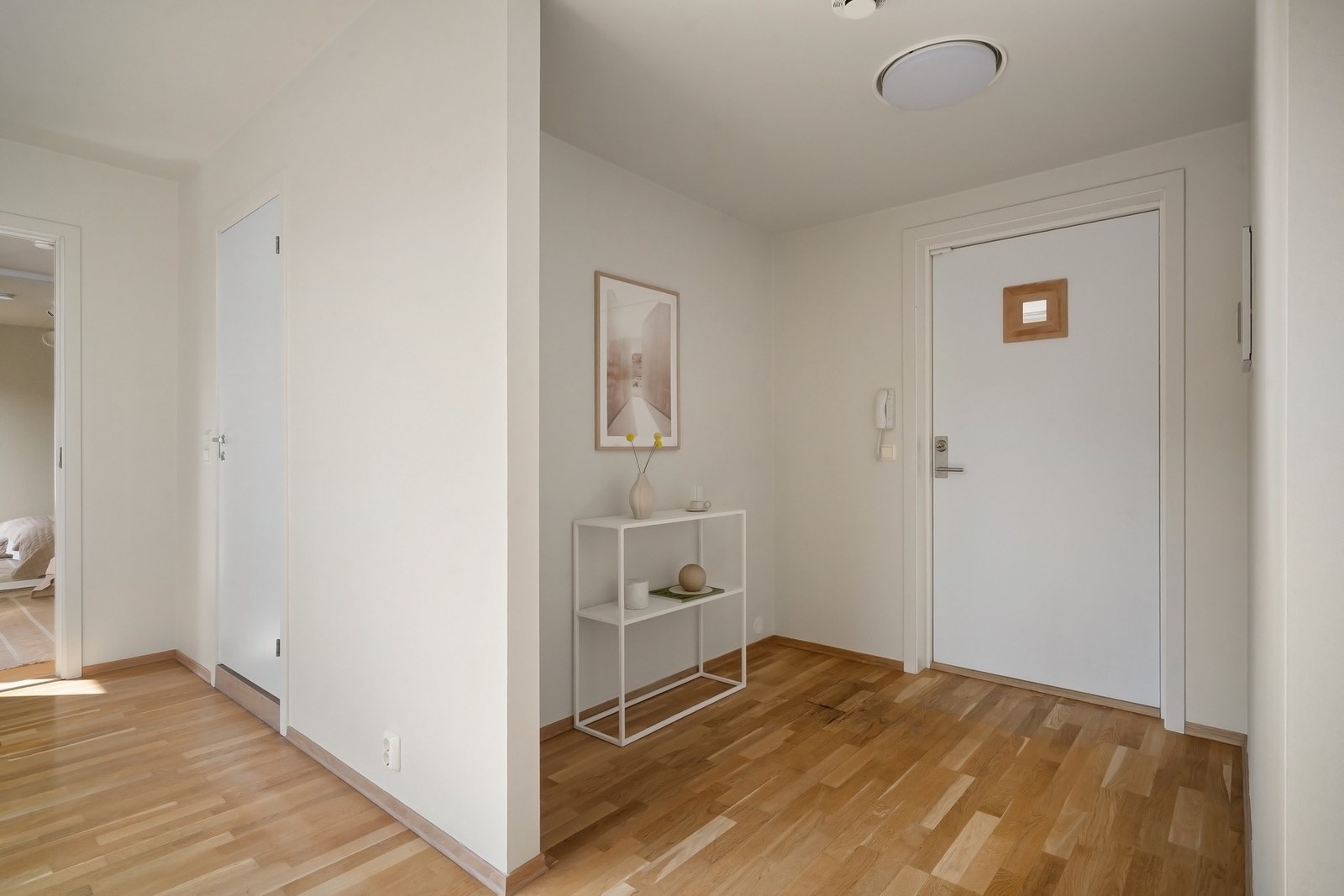 Boligen har en svært romlig entré/gang med god plass til oppbevaringsløsninger for yttertøy. Galleribilde