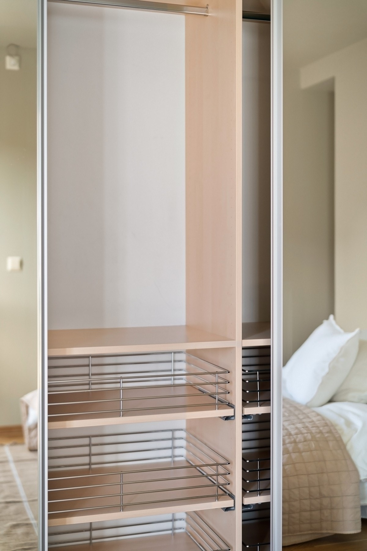 God plass til oppbevaring i stor plasstilpasset skyvedørsgarderobe. Galleribilde