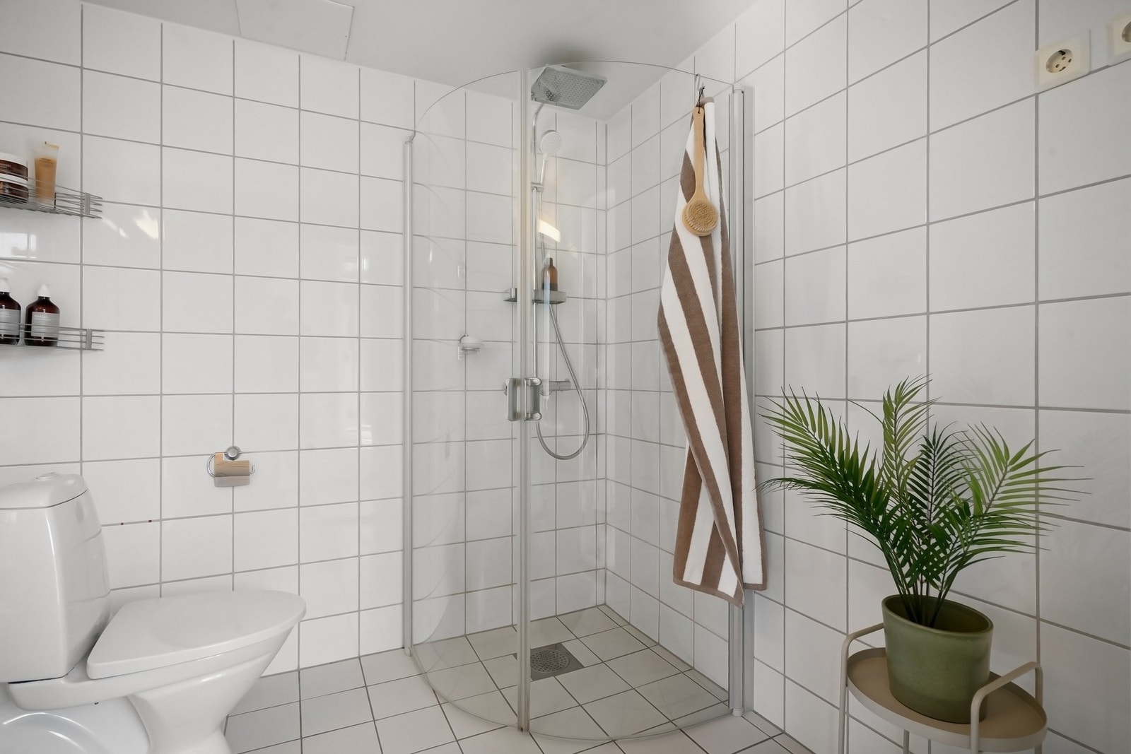 Tidløst flislagt bad med opplegg for vaskemaskin. Galleribilde