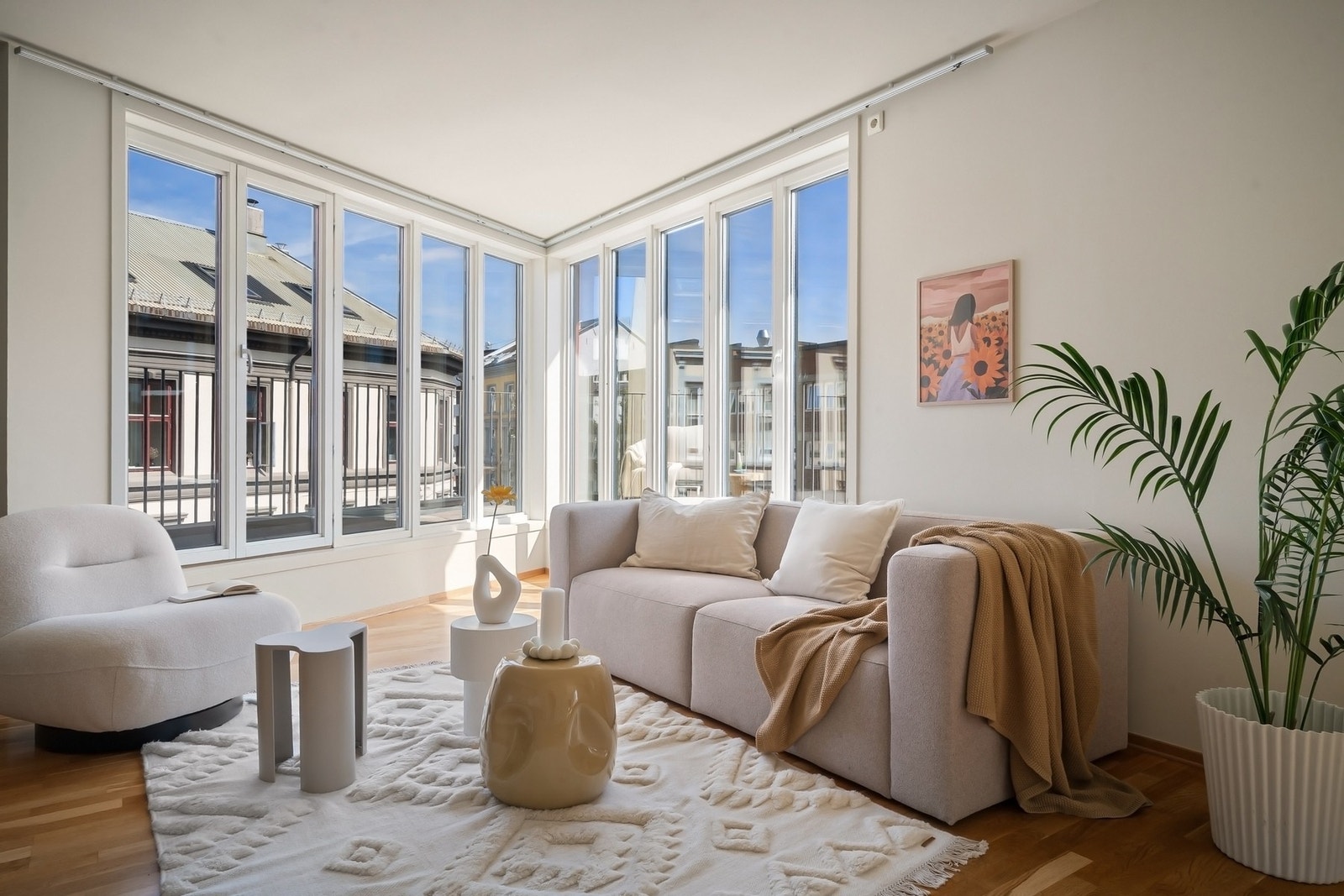 Store vindusflater fra flere himmelretninger gir fine lysforhold. Galleribilde