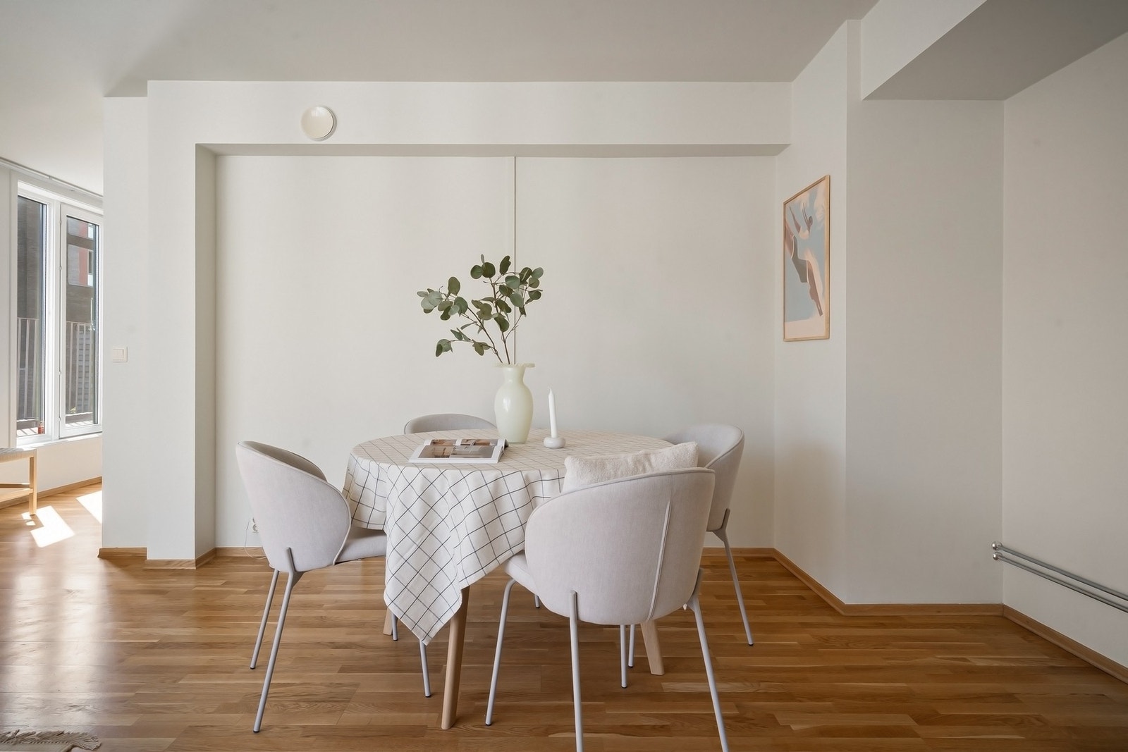 Velegnet plass til stor spisebordgruppe i stuen. Galleribilde