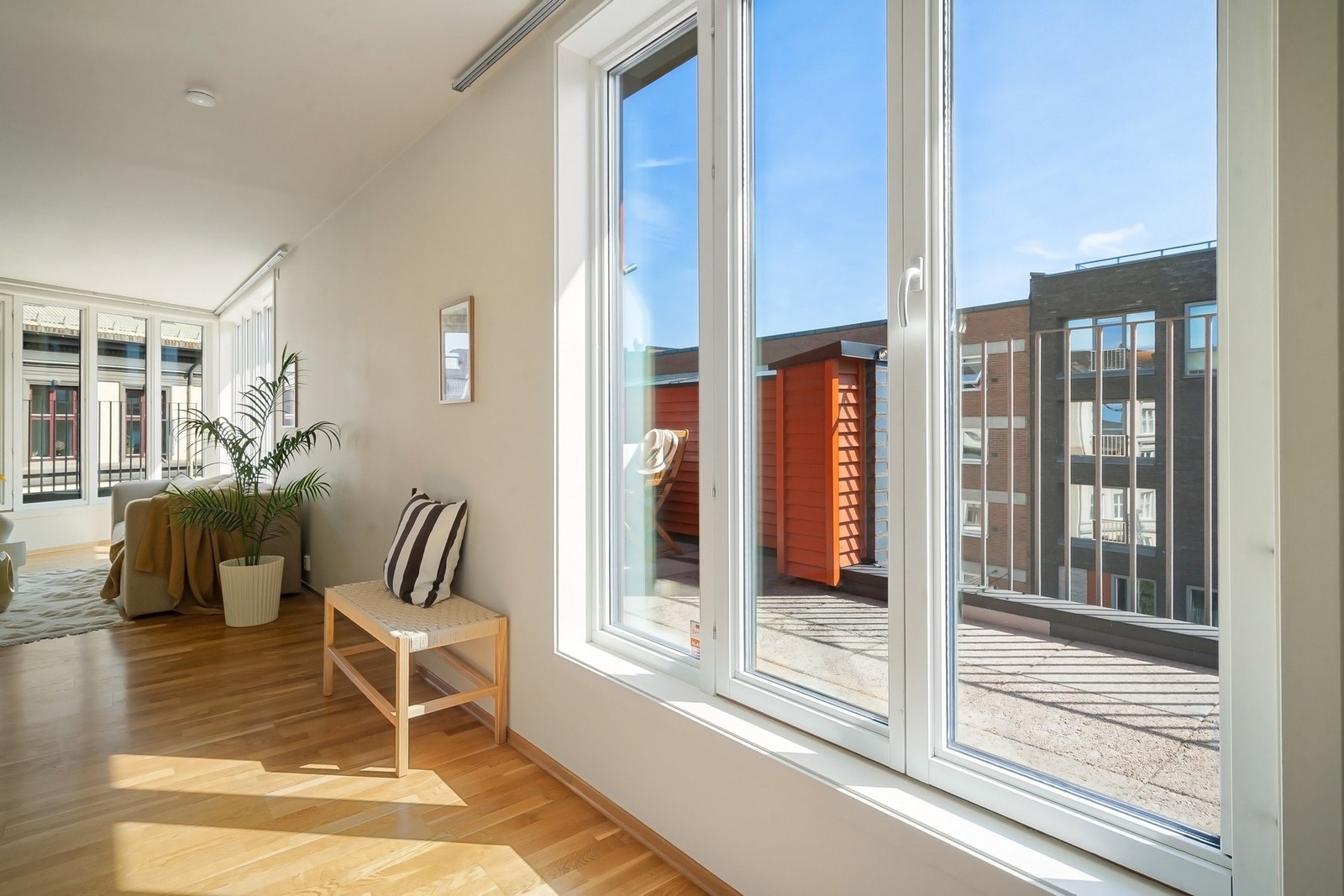 Store vindusflater i boligen sørger for mye lys. Galleribilde