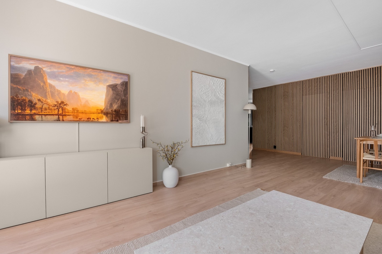 Stuen er et åpent rom som legger til rette for sosiale samlinger. Galleribilde