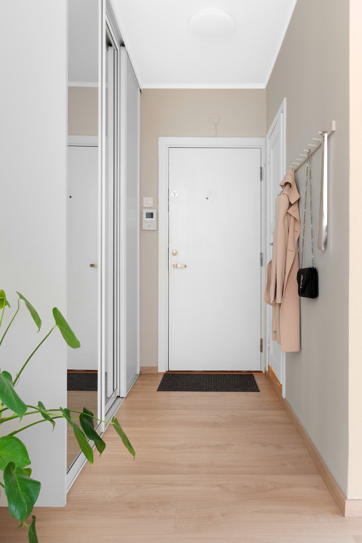 Det er en romslig skyvedørsgarderobe i entréen. Galleribilde