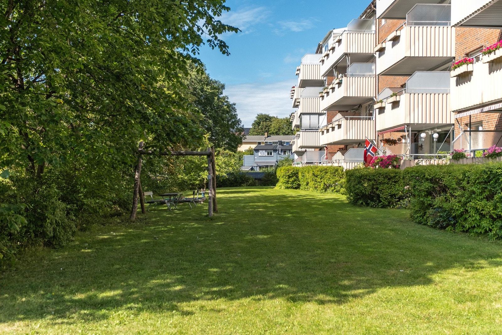 Det er store, åpne grøntarealer mellom bygningene. Galleribilde