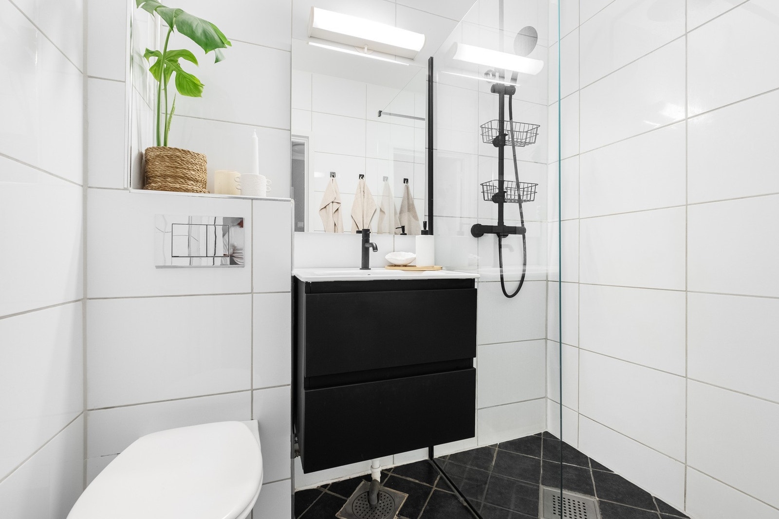 Baderomsmøbelet harmonerer med gulvene, og gir en fin kontrast til de lyse veggene. Galleribilde