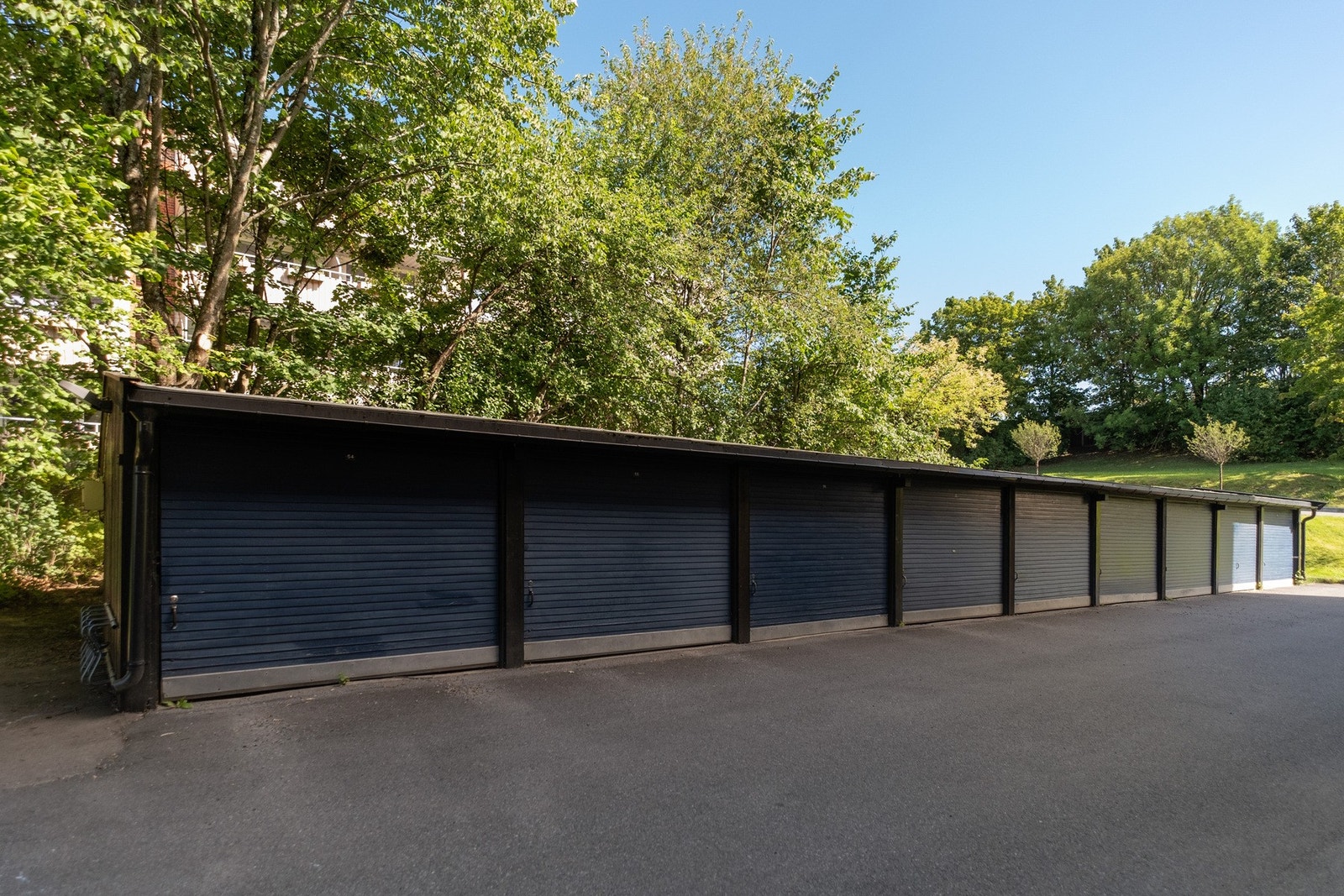 Det er mulig for å leie garasjeplass i borettslaget. Ventetiden er sjelden lang. Galleribilde