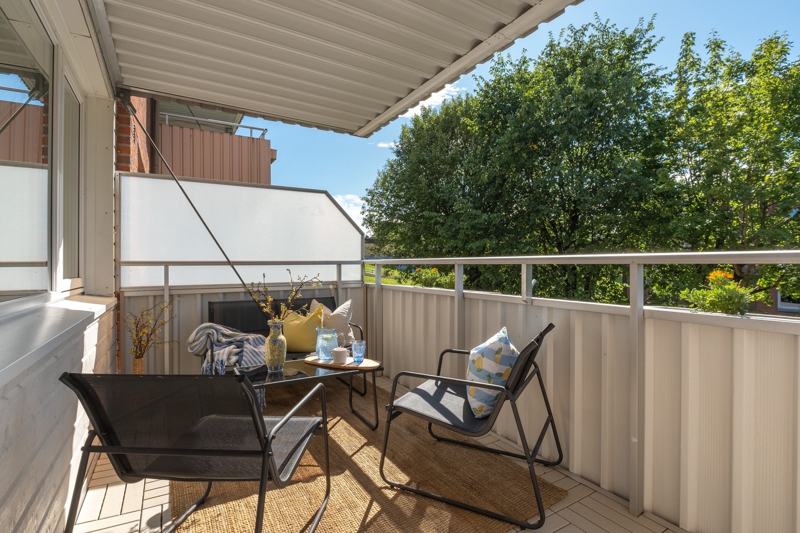 Balkongen fungerer som et ekstra rom i den varme årstiden. Galleribilde