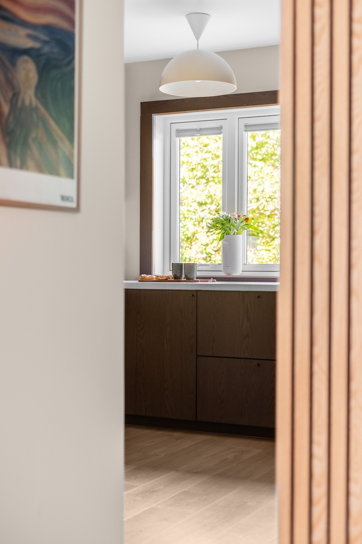 Det er enkel adkomst mellom stue og kjøkken. Galleribilde