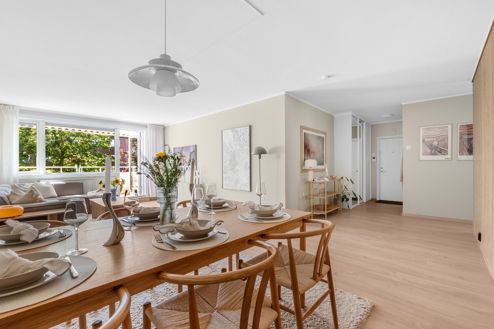 Det er lagt nye gulv og lister i leiligheten. Galleribilde