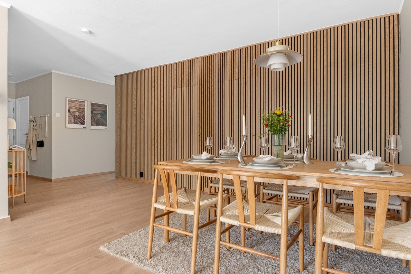 Den lekre spileveggen skaper et eksklusivt inntrykk i stuen. Galleribilde