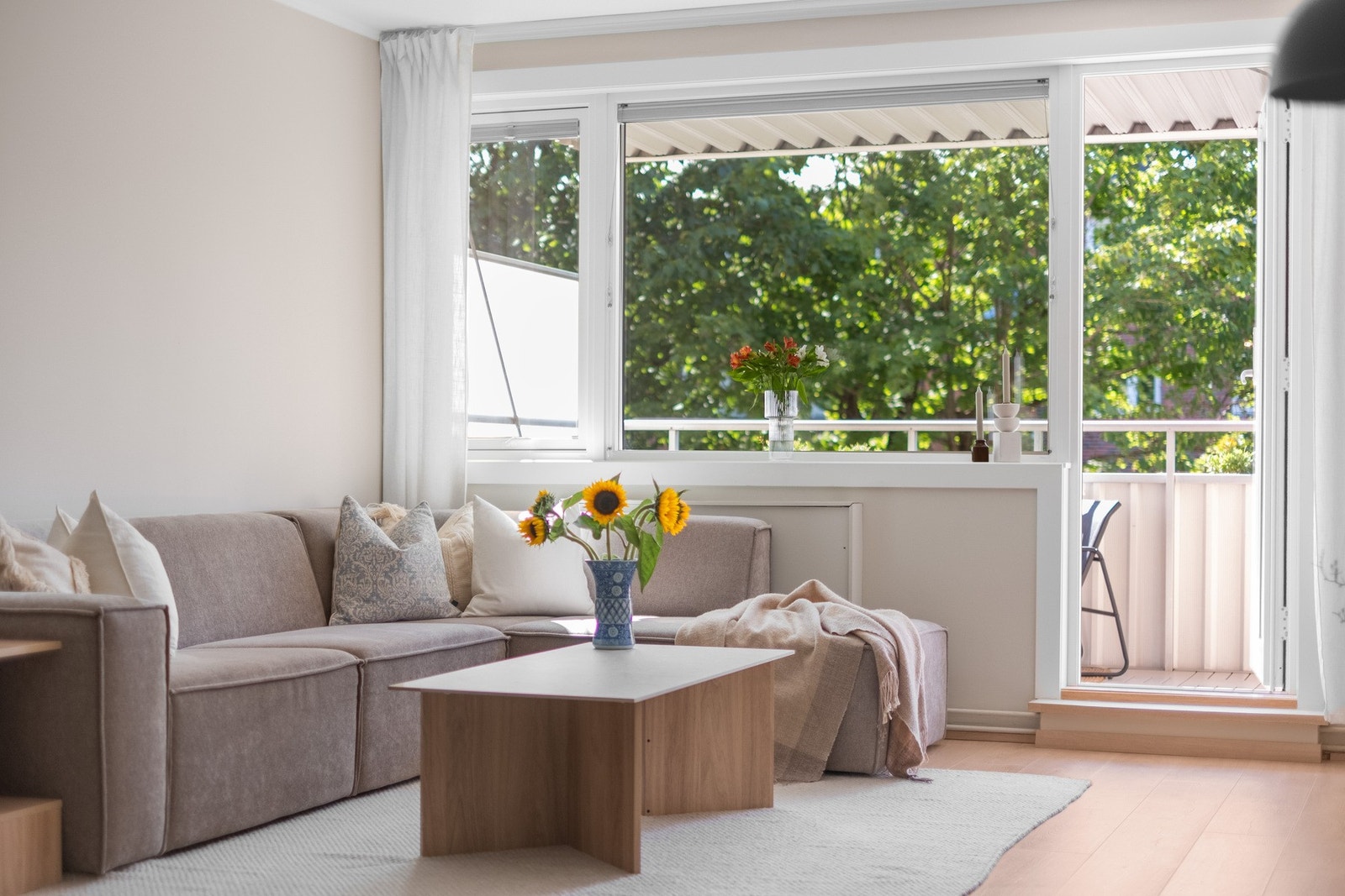 Fra stuen er det utsyn mot flotte grøntarealer. Galleribilde