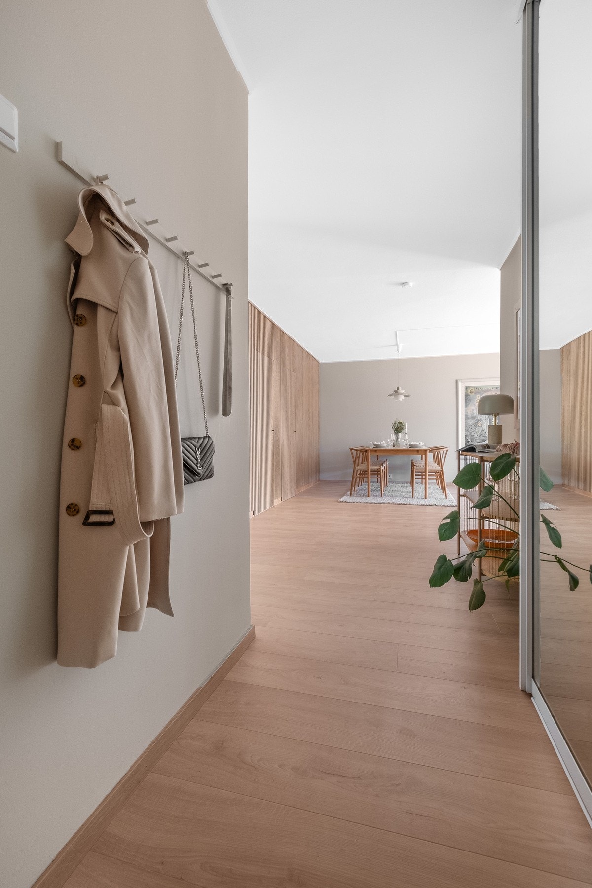 Entréen har god plass til klær og sko med knaggrekke på veggen og skyvedørsgarderobe. Galleribilde