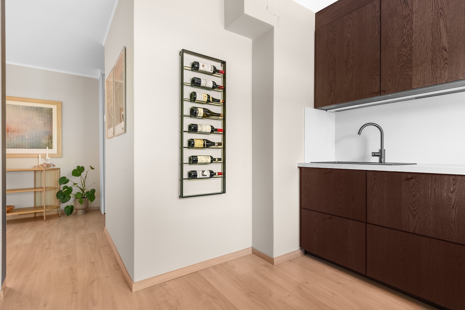 Kjøkkenet har god arbeidsplass og rikelig med oppbevaringsmuligheter. Galleribilde