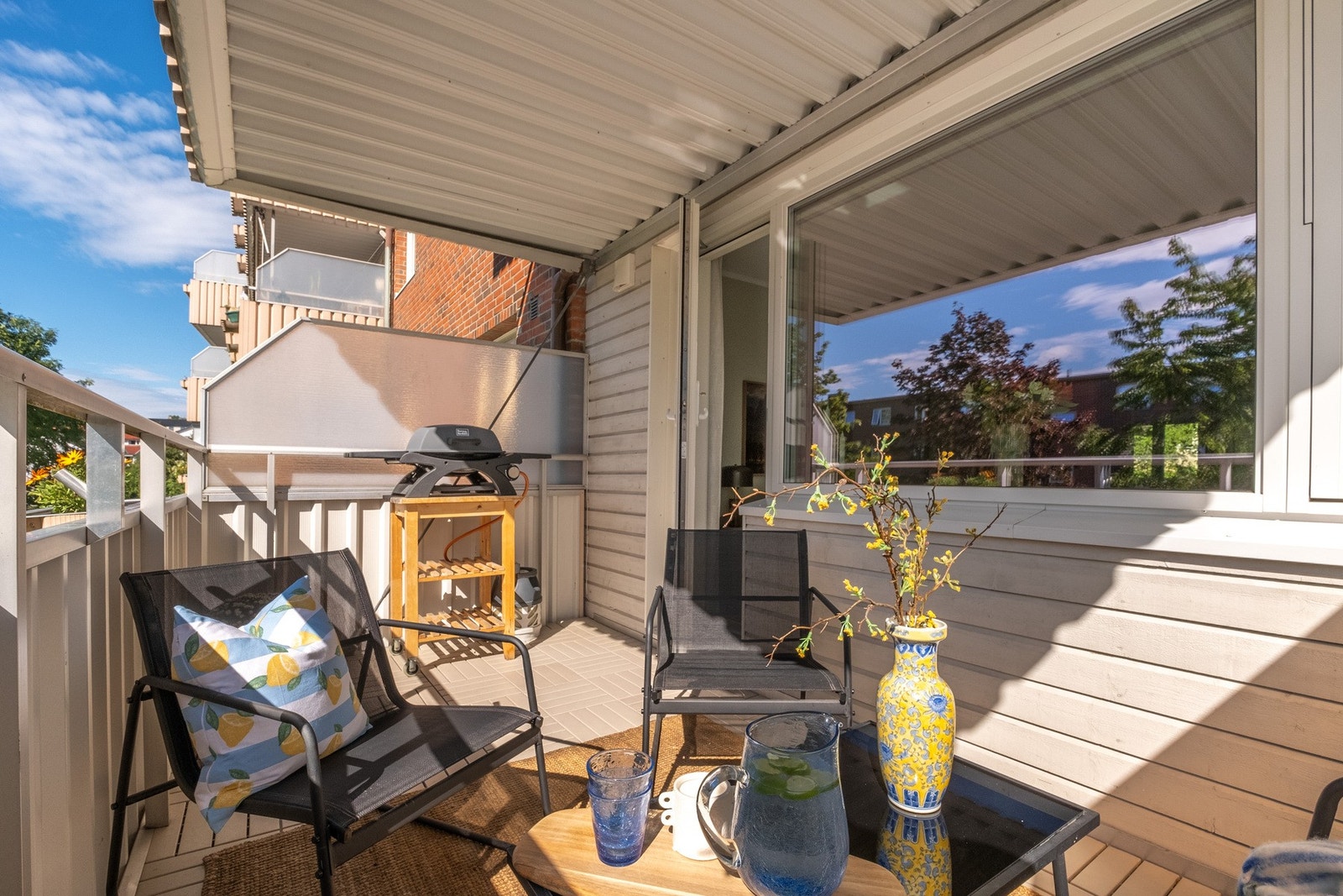 På balkongen kan du sitte usjenert og nyte solens varmende stråler. Galleribilde