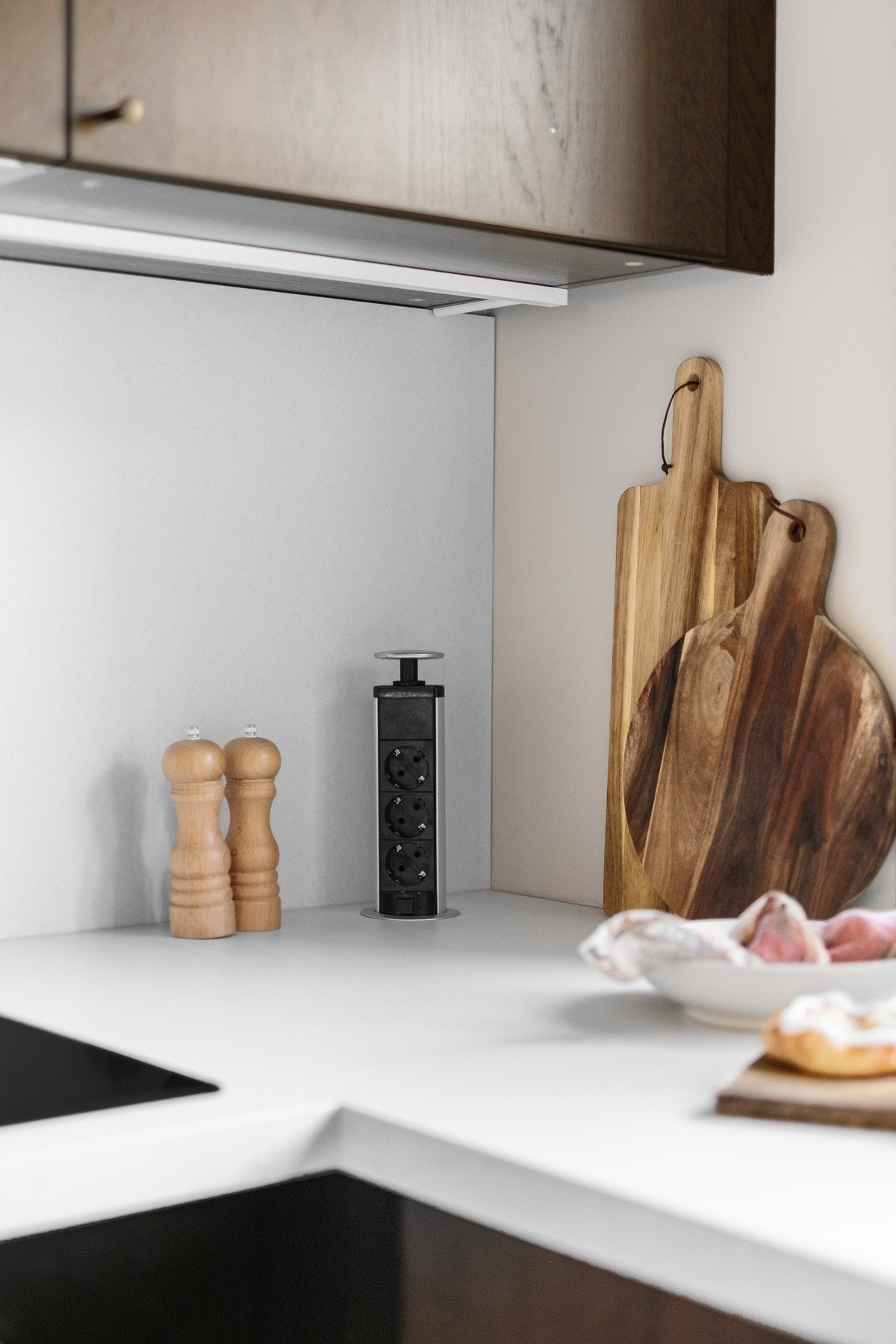 Gode benkeflater gir plass til dekorelementer, uten at de kommer i konflikt med kjøkkenutstyr. Galleribilde