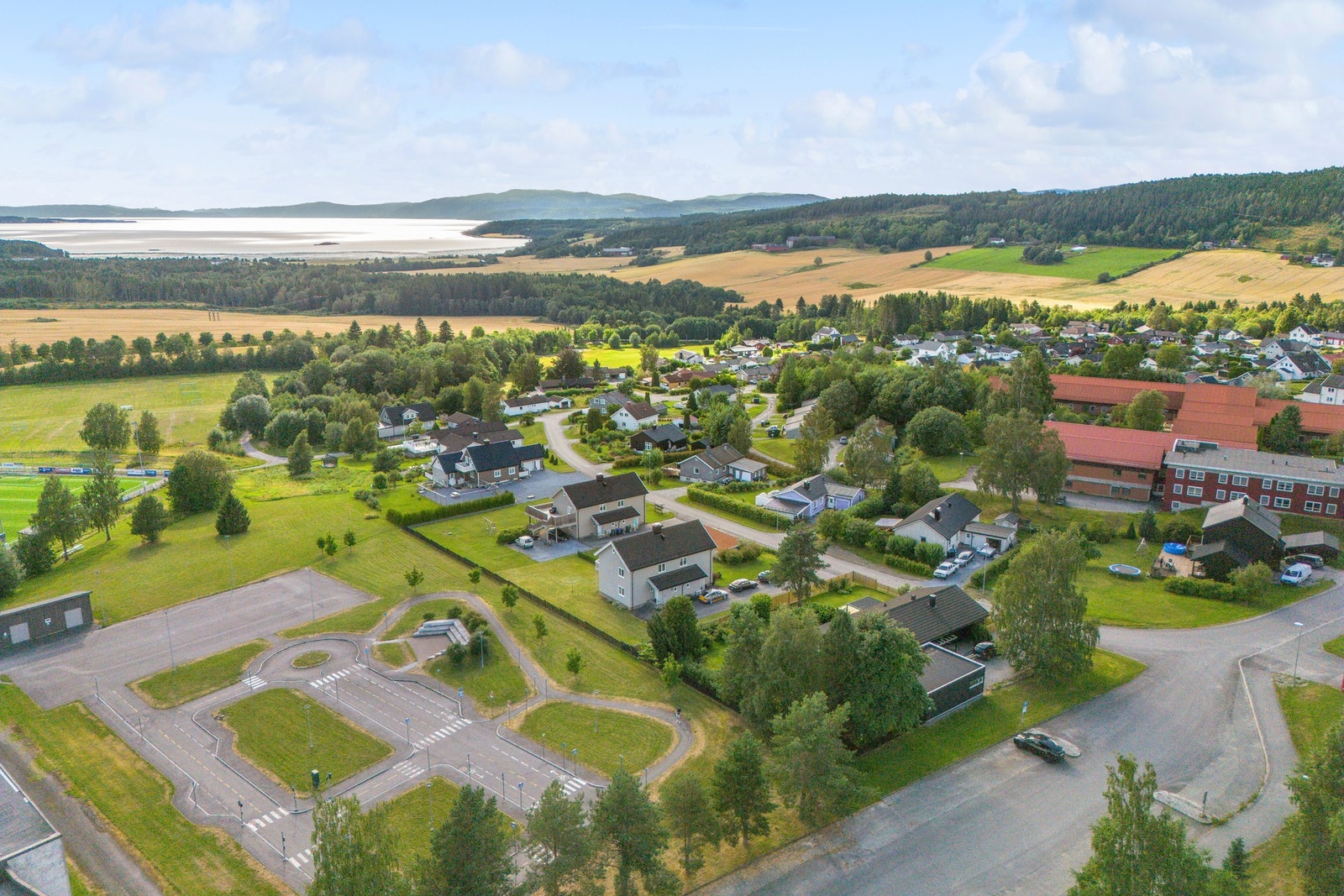 I nærområdet er det sykkelbane, idrettsanlegg, barne- og ungdomsskole, samt kort vei til skianlegg og hoppbakke. Galleribilde