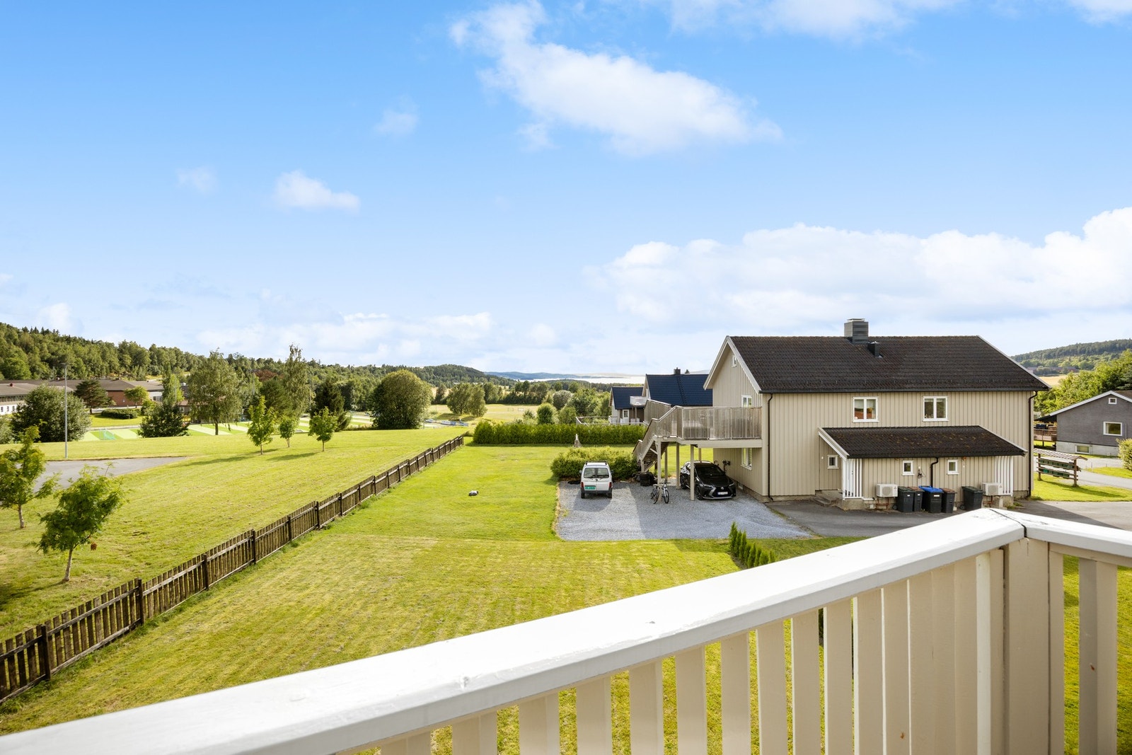 Utsikt over idrettsanlegg og mot sjøen Galleribilde