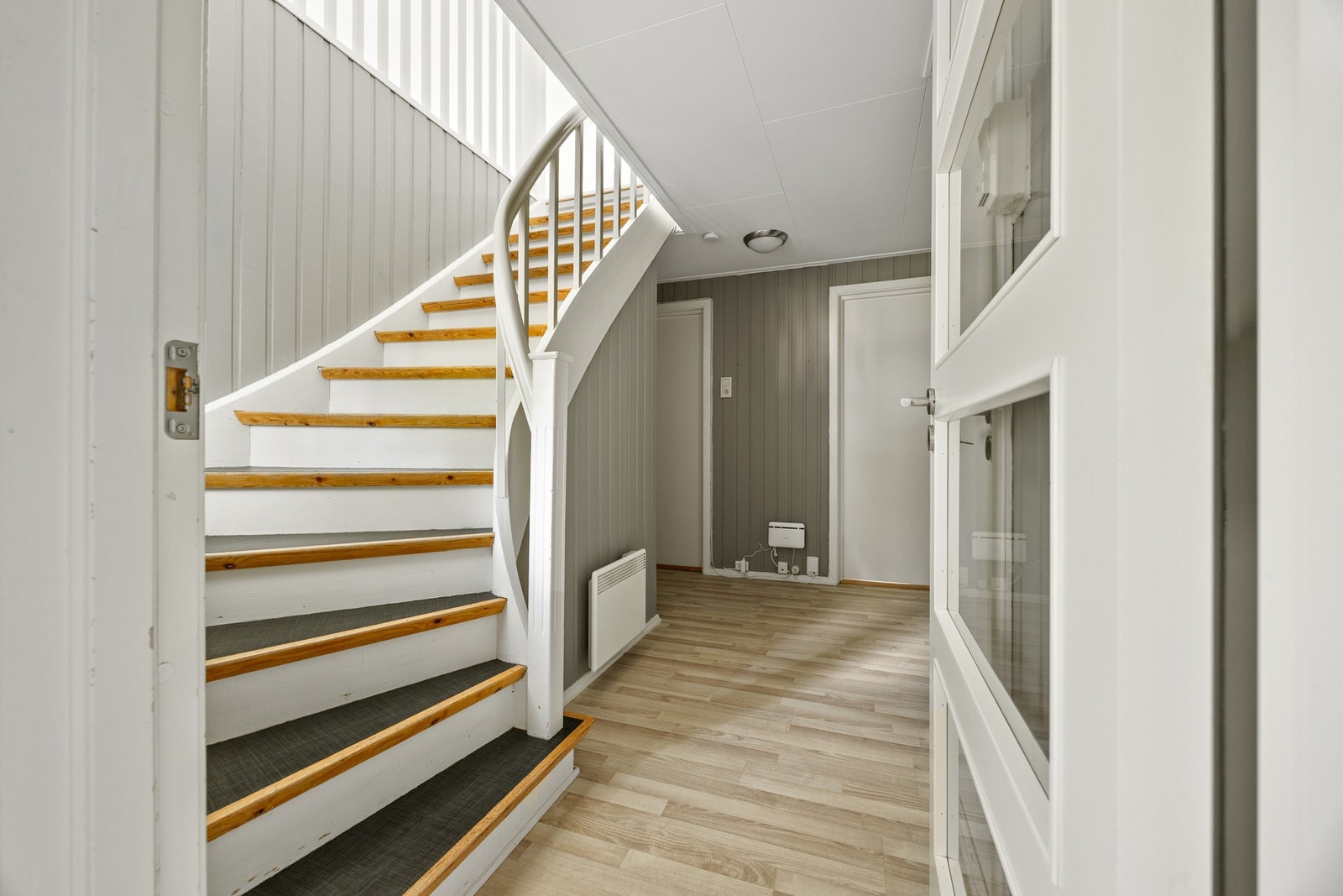 Trapp ned til 1. etg som er innredet med tre soverom, bod, WC og bad Galleribilde