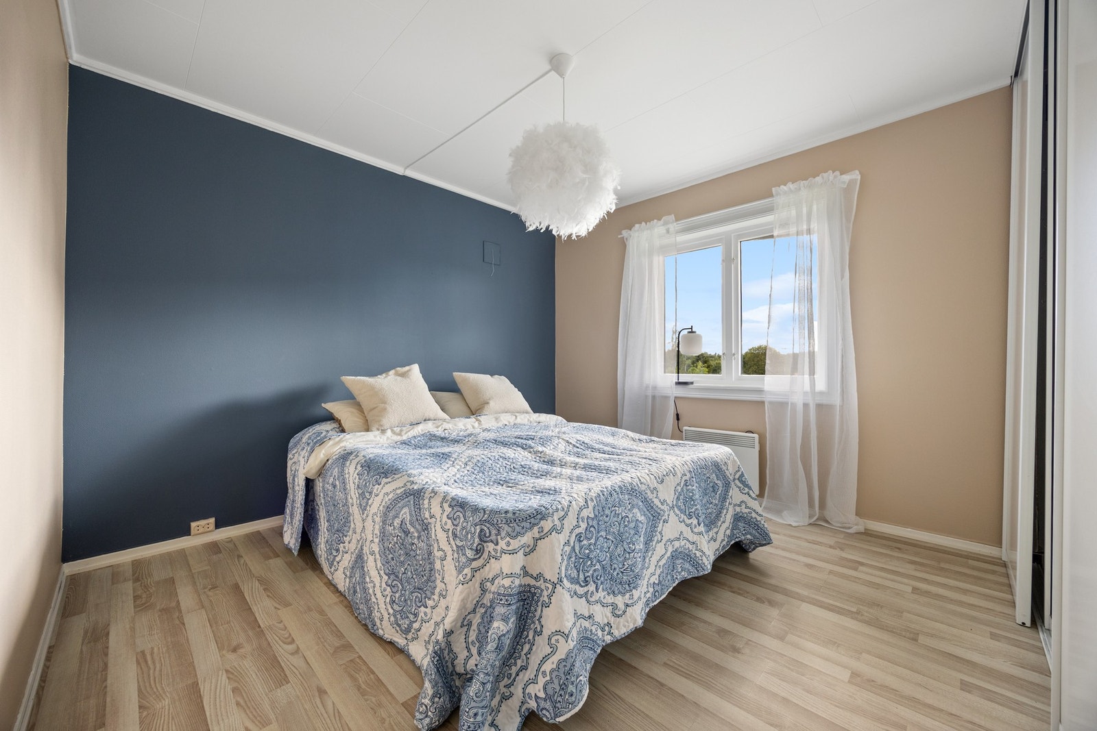 Hovedsoverom - 12 kvm. Det er god plass til dobbeltseng og nattbord. Rommet er utstyrt med skyvedørsgarderobe. Galleribilde