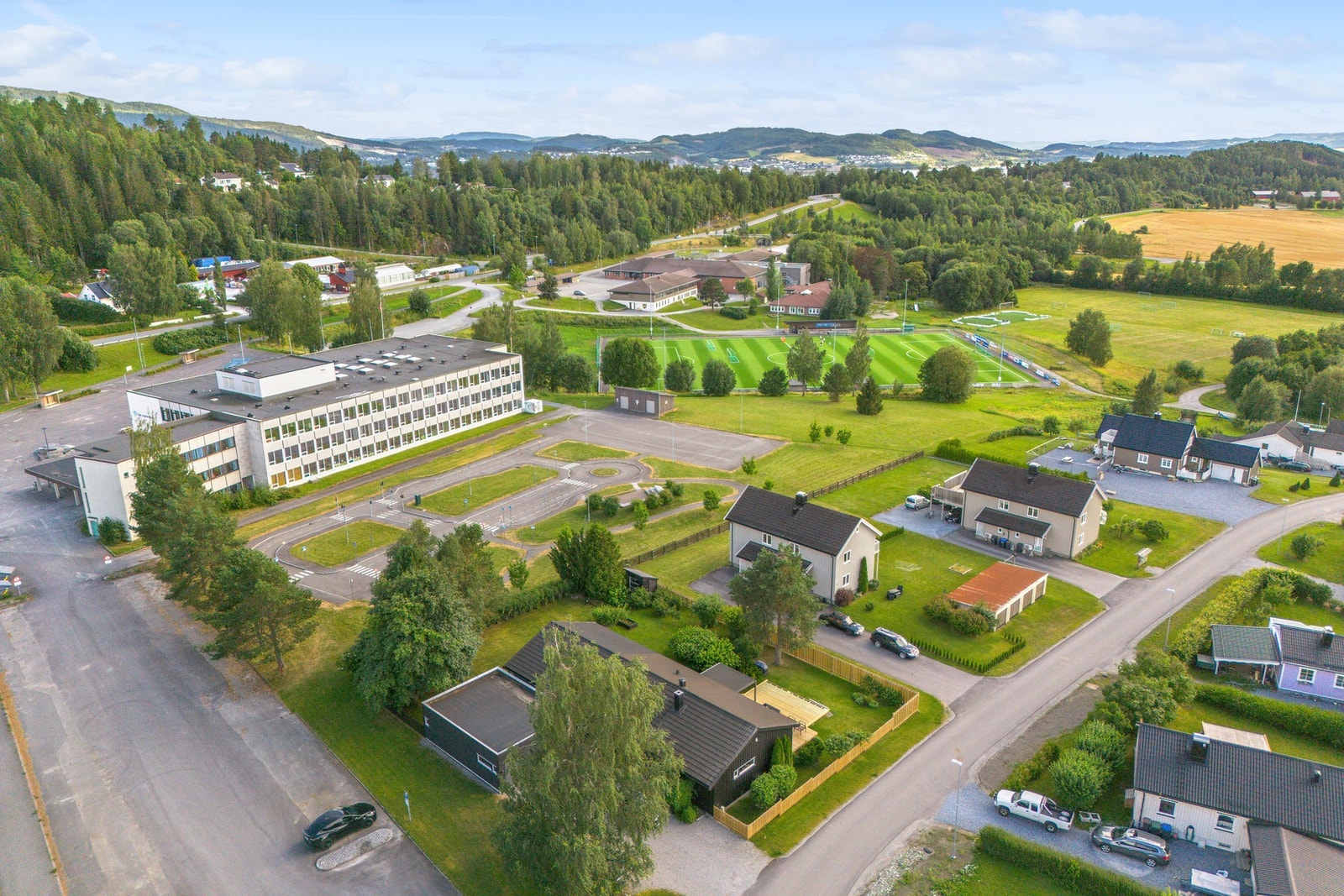 Barnevennlig beliggenhet med rusleavstand til barnehage, skole, idrettsanlegg og skianlegg. Galleribilde