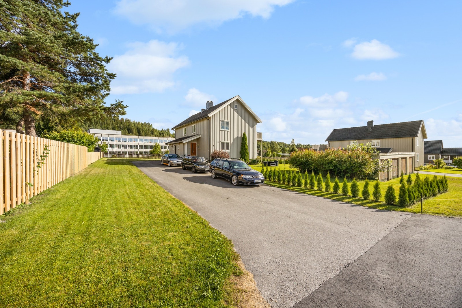 Asfaltert innkjørsel. Galleribilde