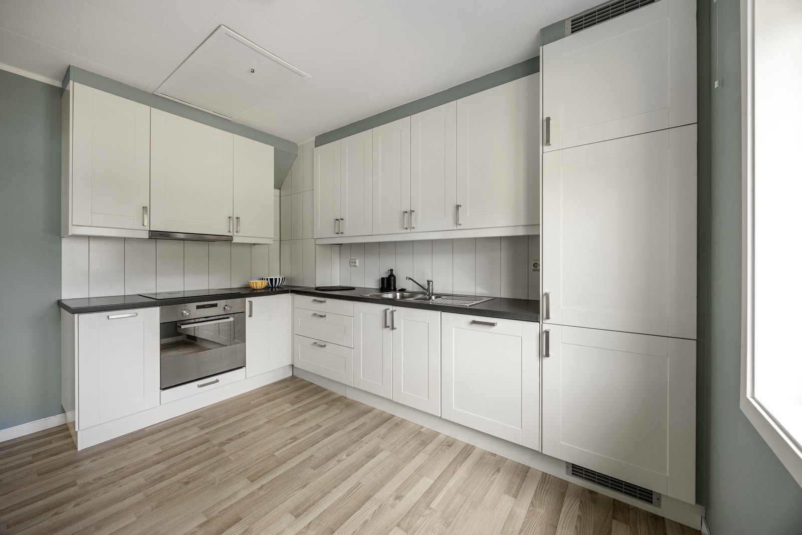 Pen kjøkkeninnredning med integrerte hvitevarer! Galleribilde