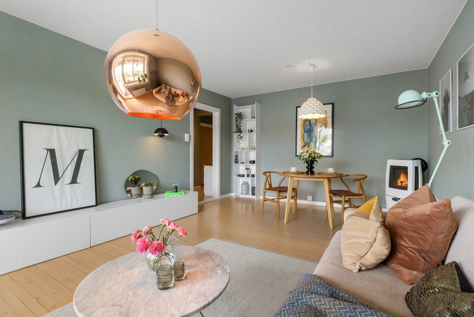 En stor stue med fine overflater og originale tregulv Galleribilde