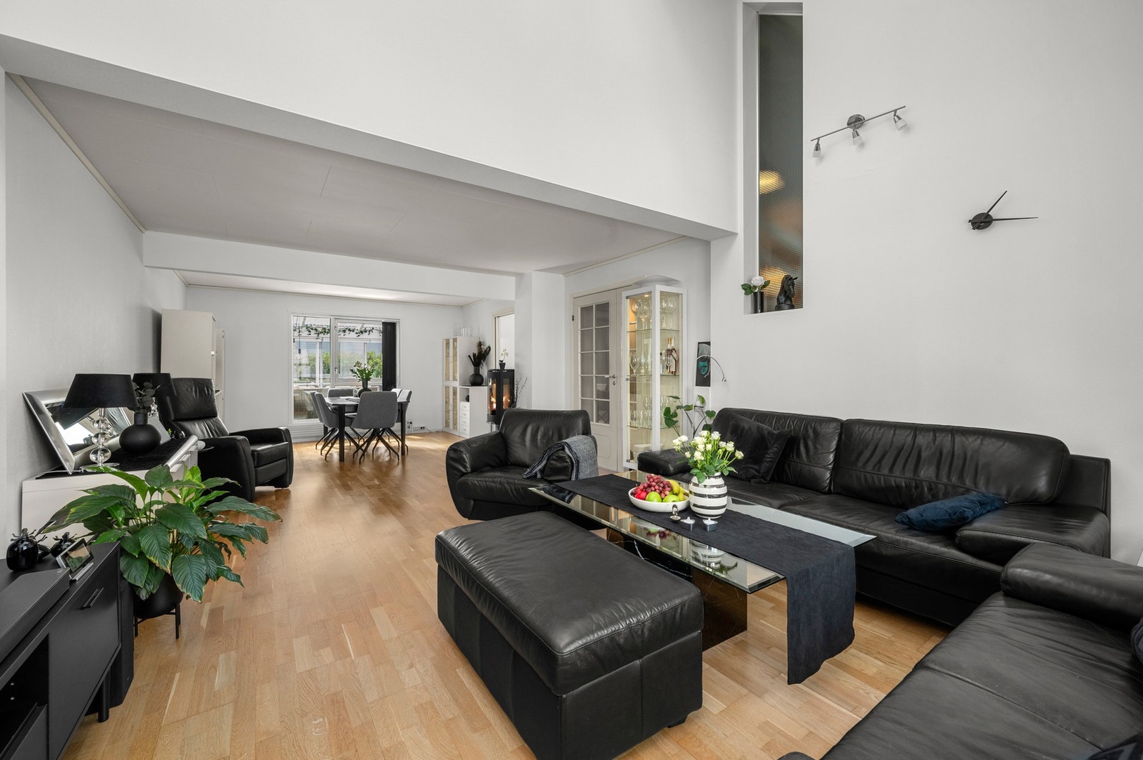 Lys og luftig stue med svært god takhøyde på deler av rommet Galleribilde