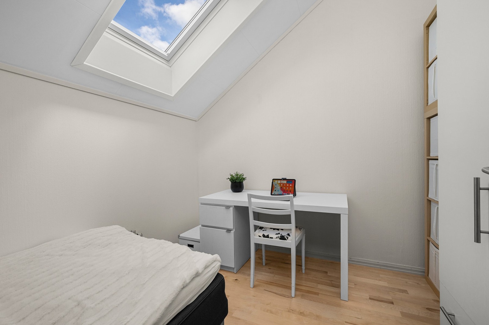 Soverom med garderobeskap Galleribilde