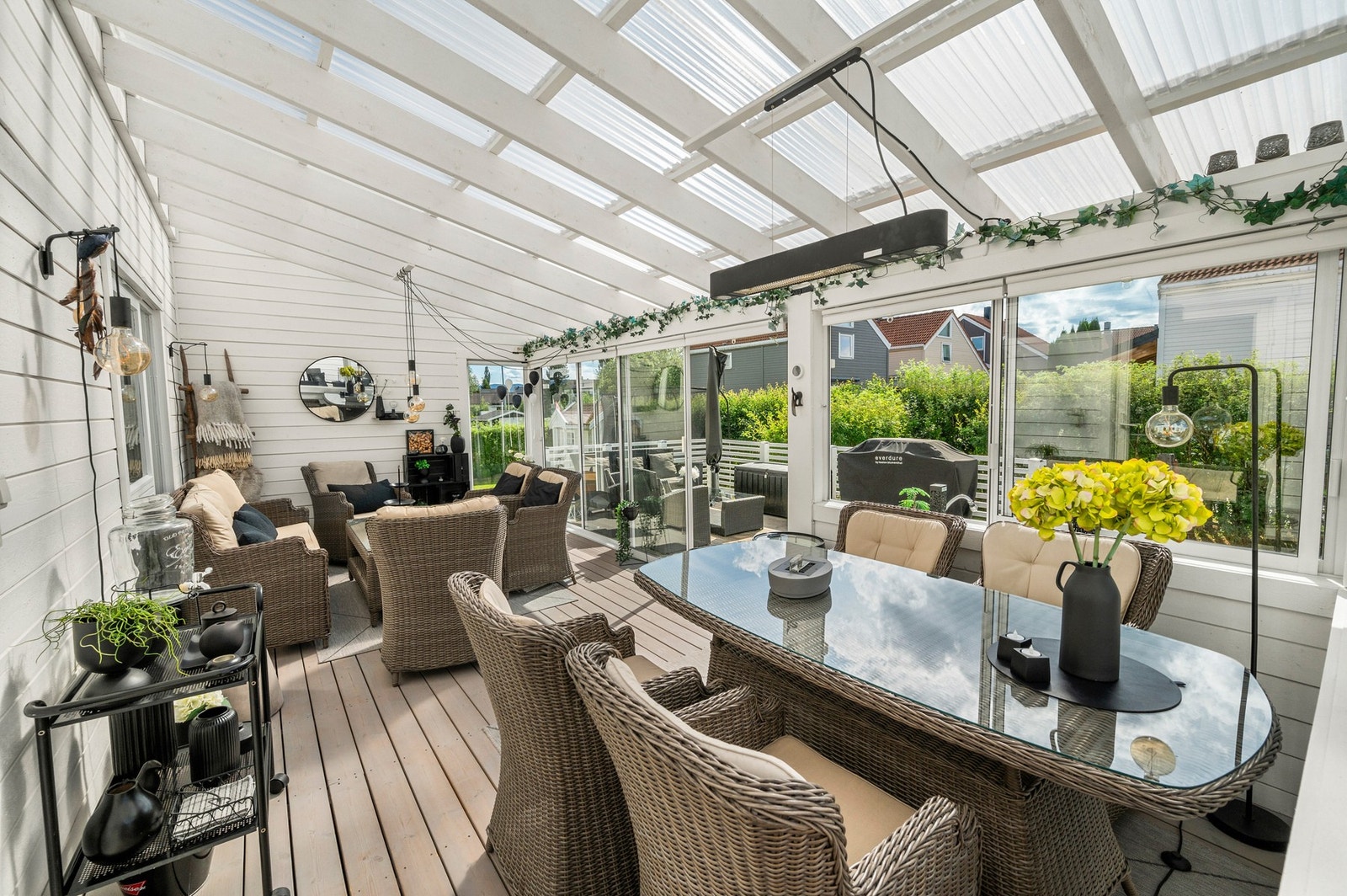 Vinterhagen er av svært god størrelse og fungerer som en forlengelse av kjøkkenet Galleribilde