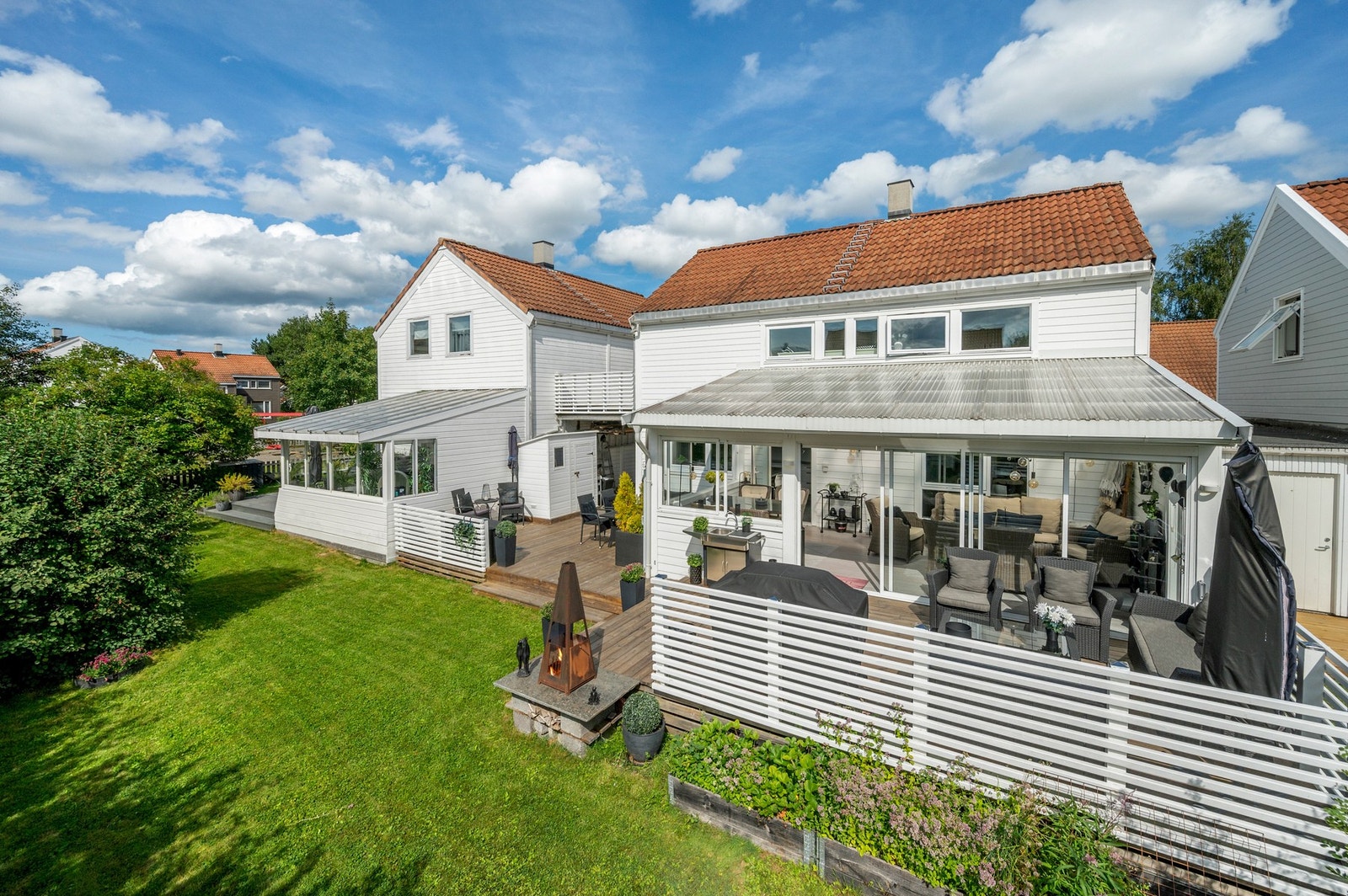 Hage med god plass til store selskap og barnelek Galleribilde