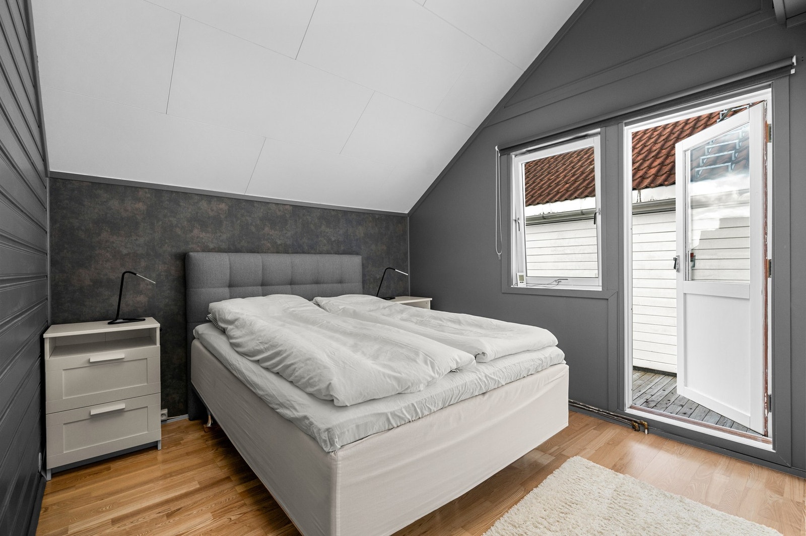 Soverom med utgang til balkong Galleribilde