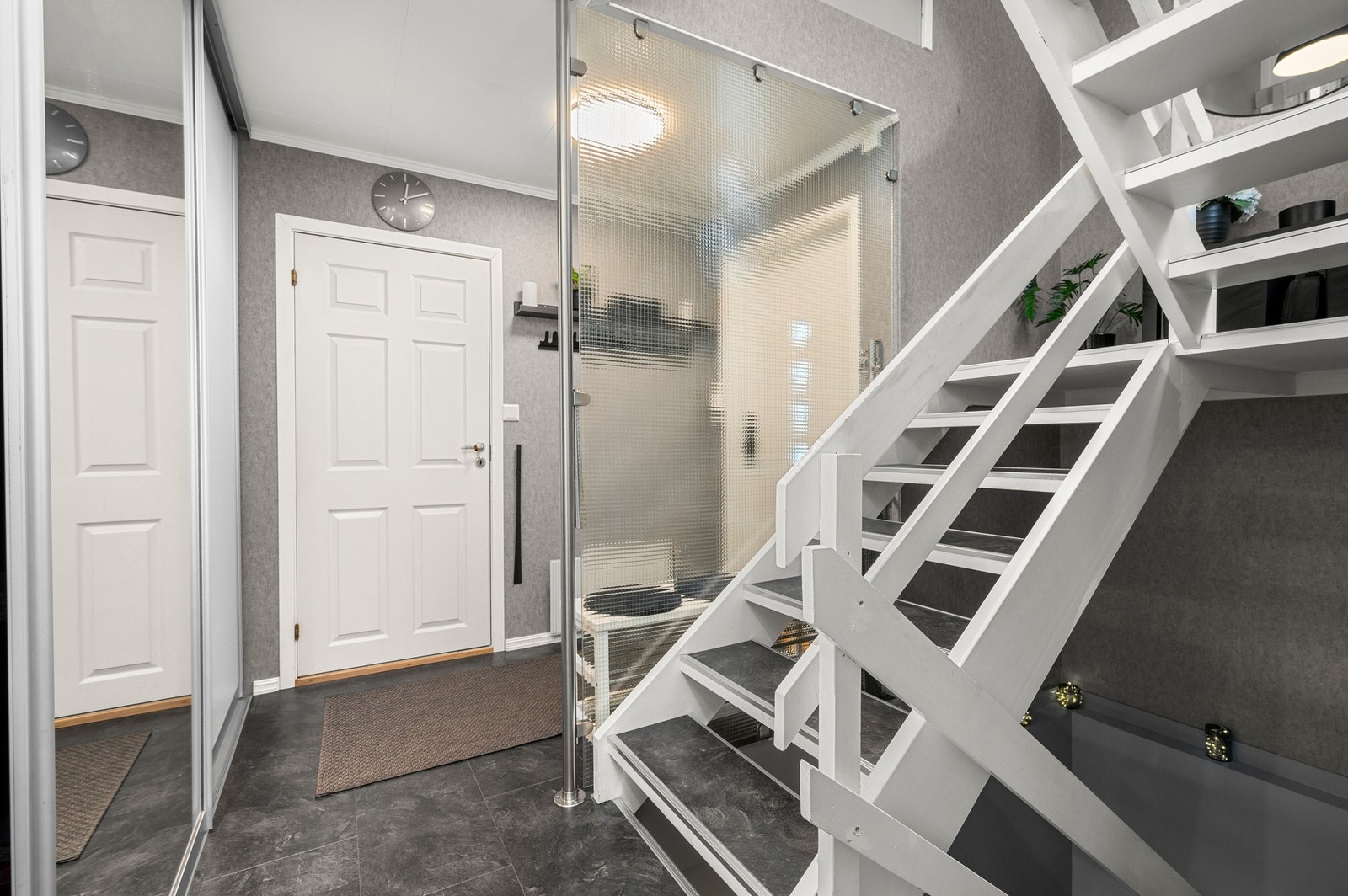 Entré med trapp opp til loftsetasjen Galleribilde