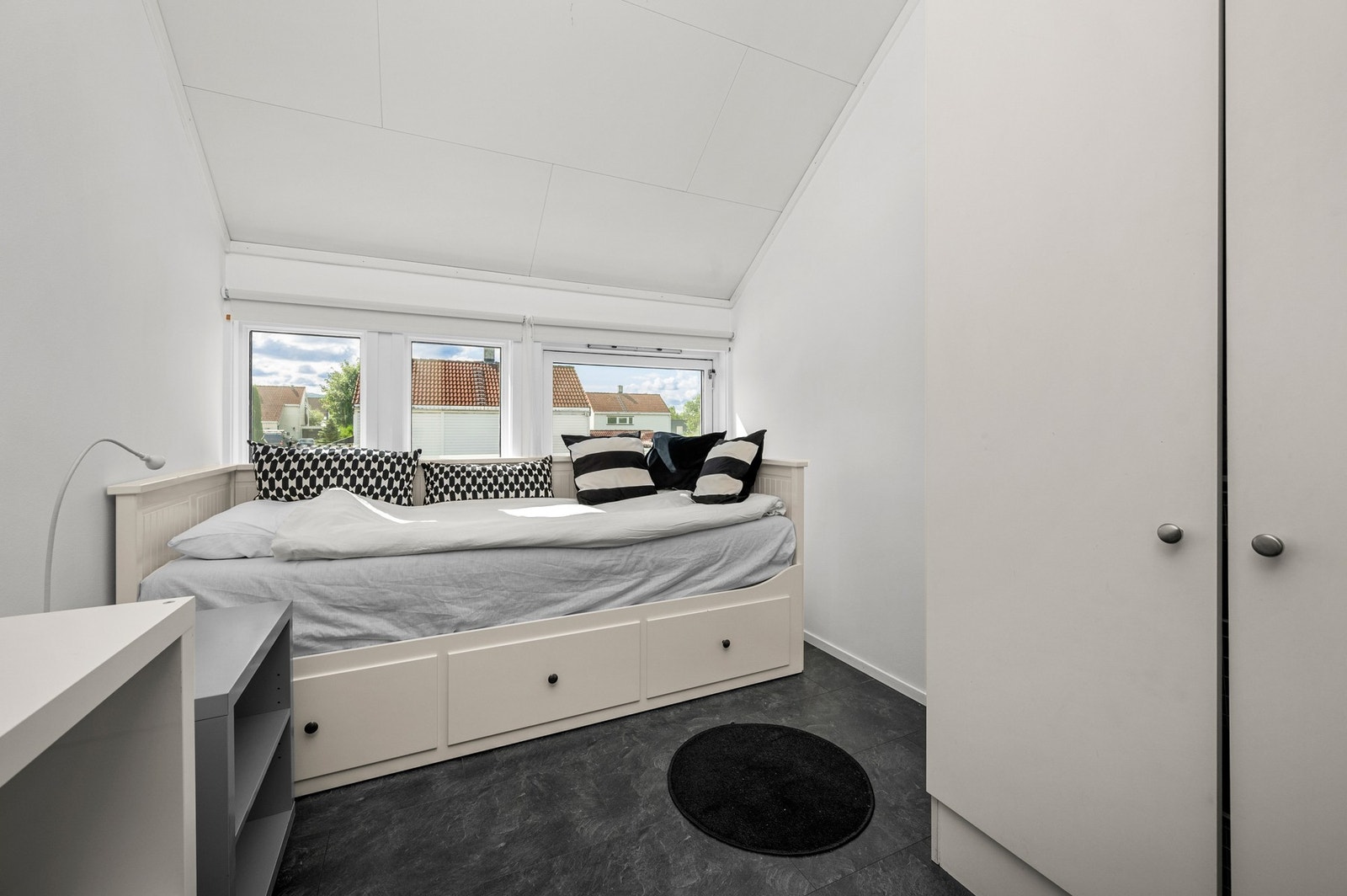 Soverom 4 i loftetasjen med garderobeskap Galleribilde