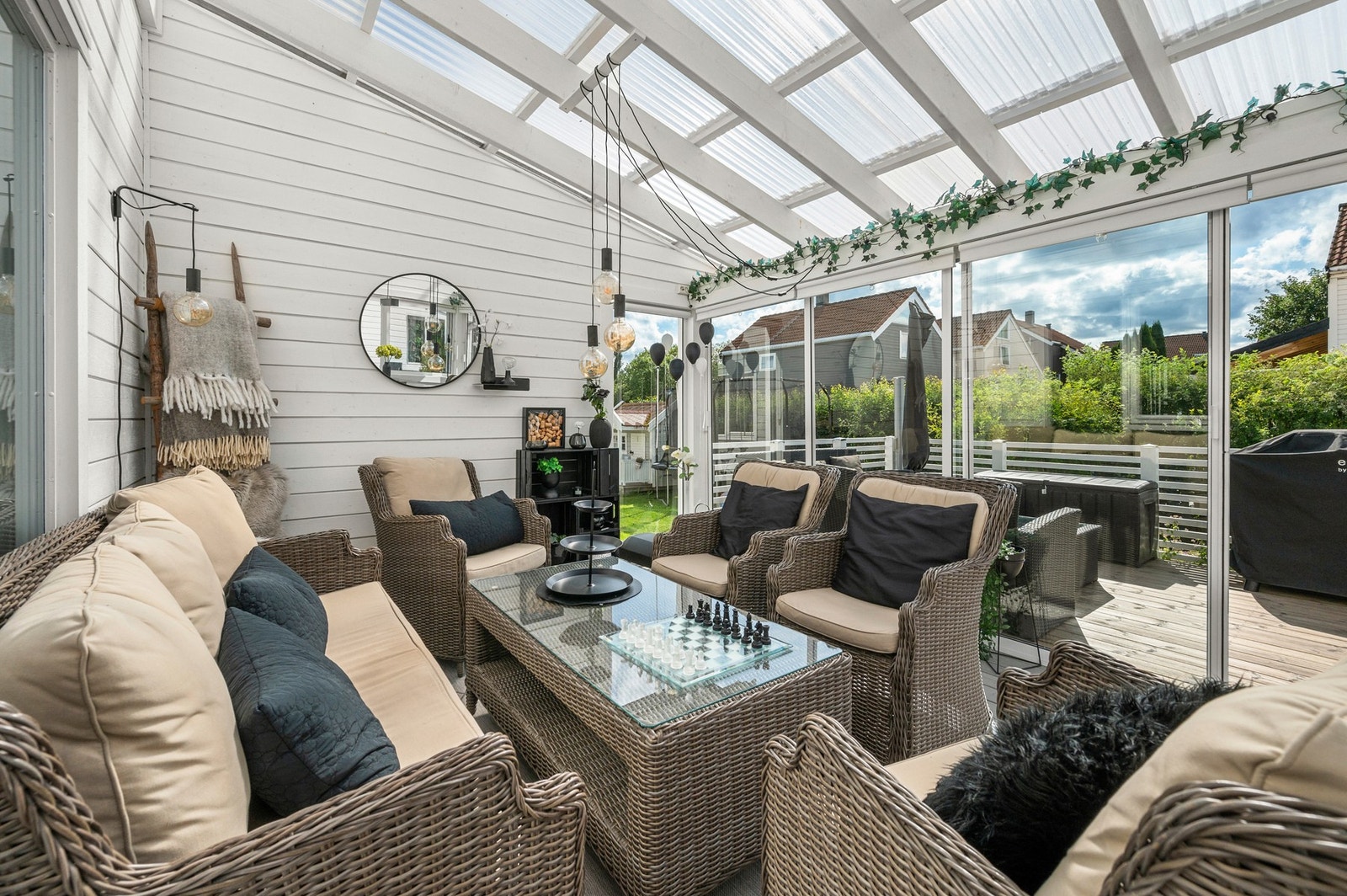 Fra kjøkkenet har du utgang til vinterhage - perfekt hele året Galleribilde