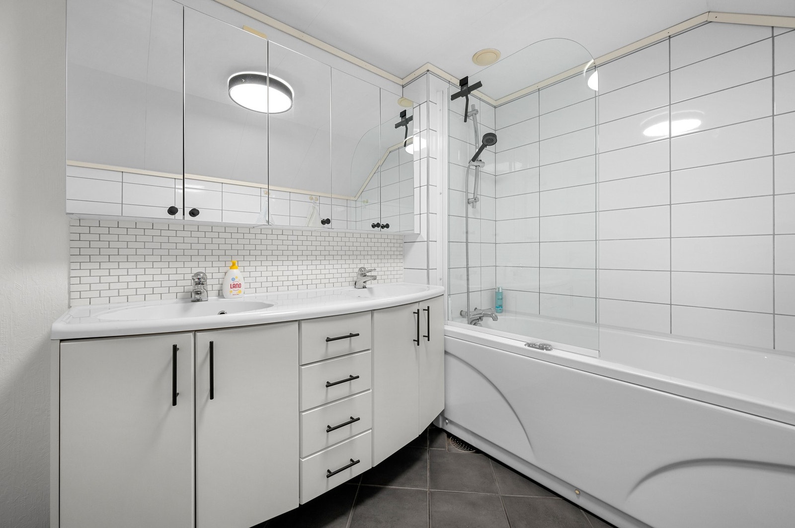 Rommet har stor innredning med svært god lagringsplass og to vasker Galleribilde