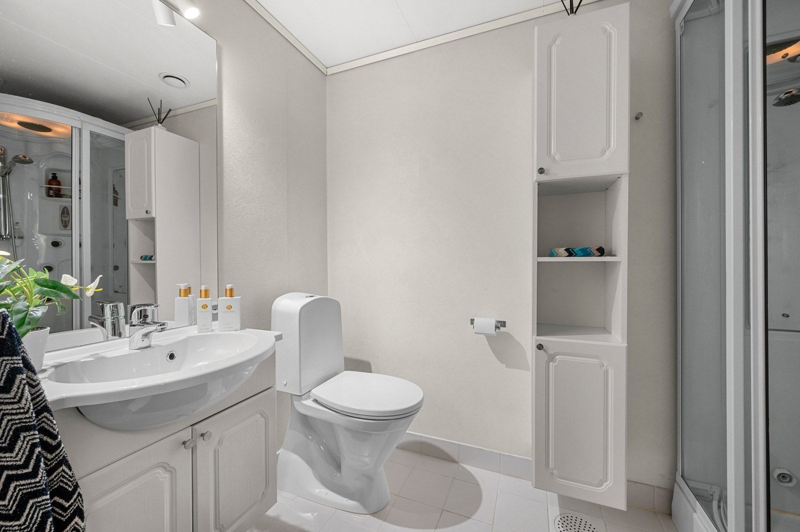 Rommet har toalett og vask i lyse toner Galleribilde