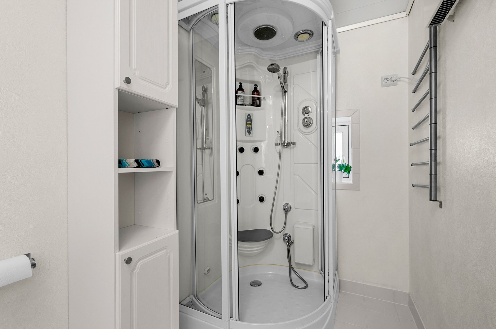 Bad i hovedetasjen utstyrt med dusjkabinett Galleribilde