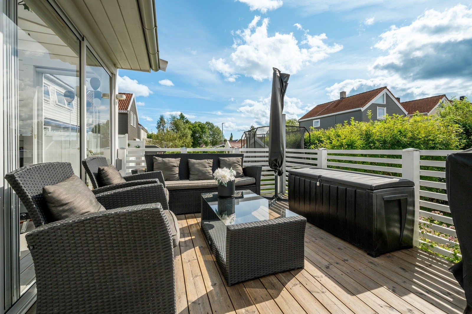 Uteplass med både spisebord og loungemøbler utenfor vinterhagen Galleribilde