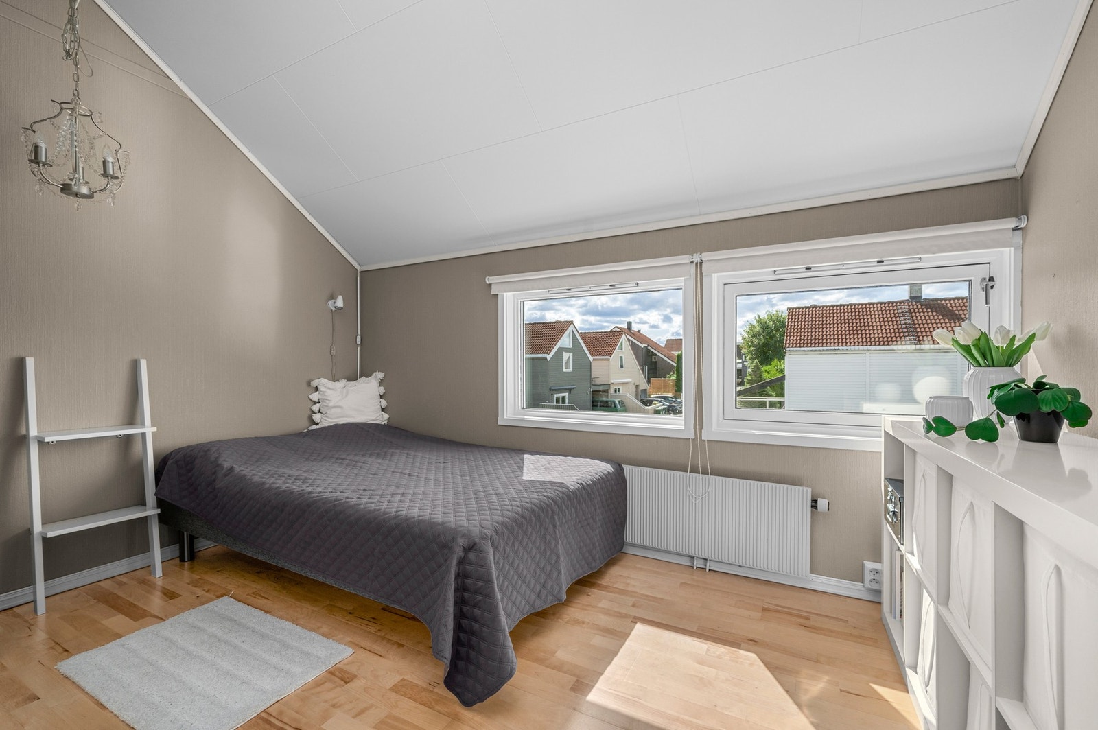 Hovedsoverom med god plass til dobbeltseng Galleribilde