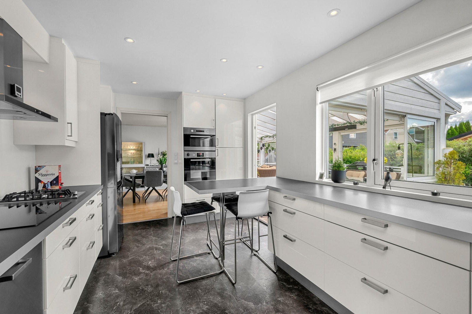 Integrerte hvitevarer og downlights i himling Galleribilde