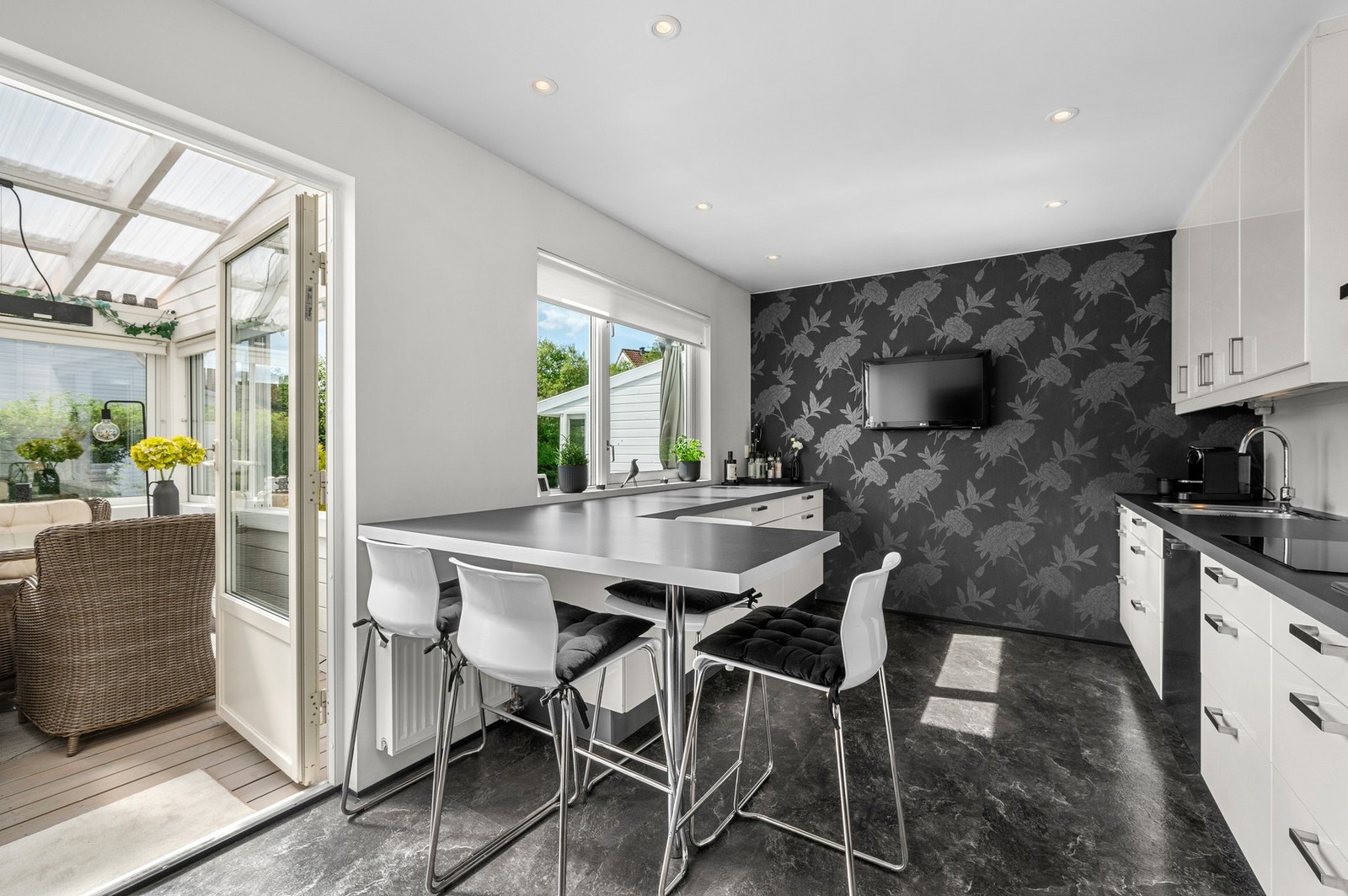 Koselig spiseplass ved vinduet og svært god benkeplass Galleribilde