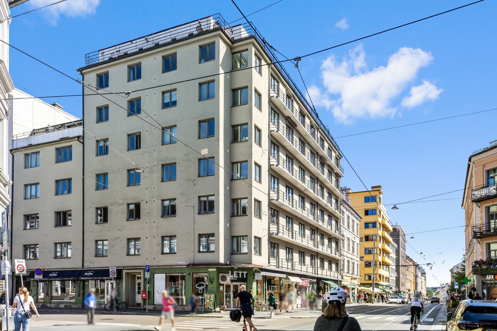 Med denne beliggenheten finnes butikker, restauranter, kafeèr, barer og andre servicetilbud innen kort gangavstand. Galleribilde