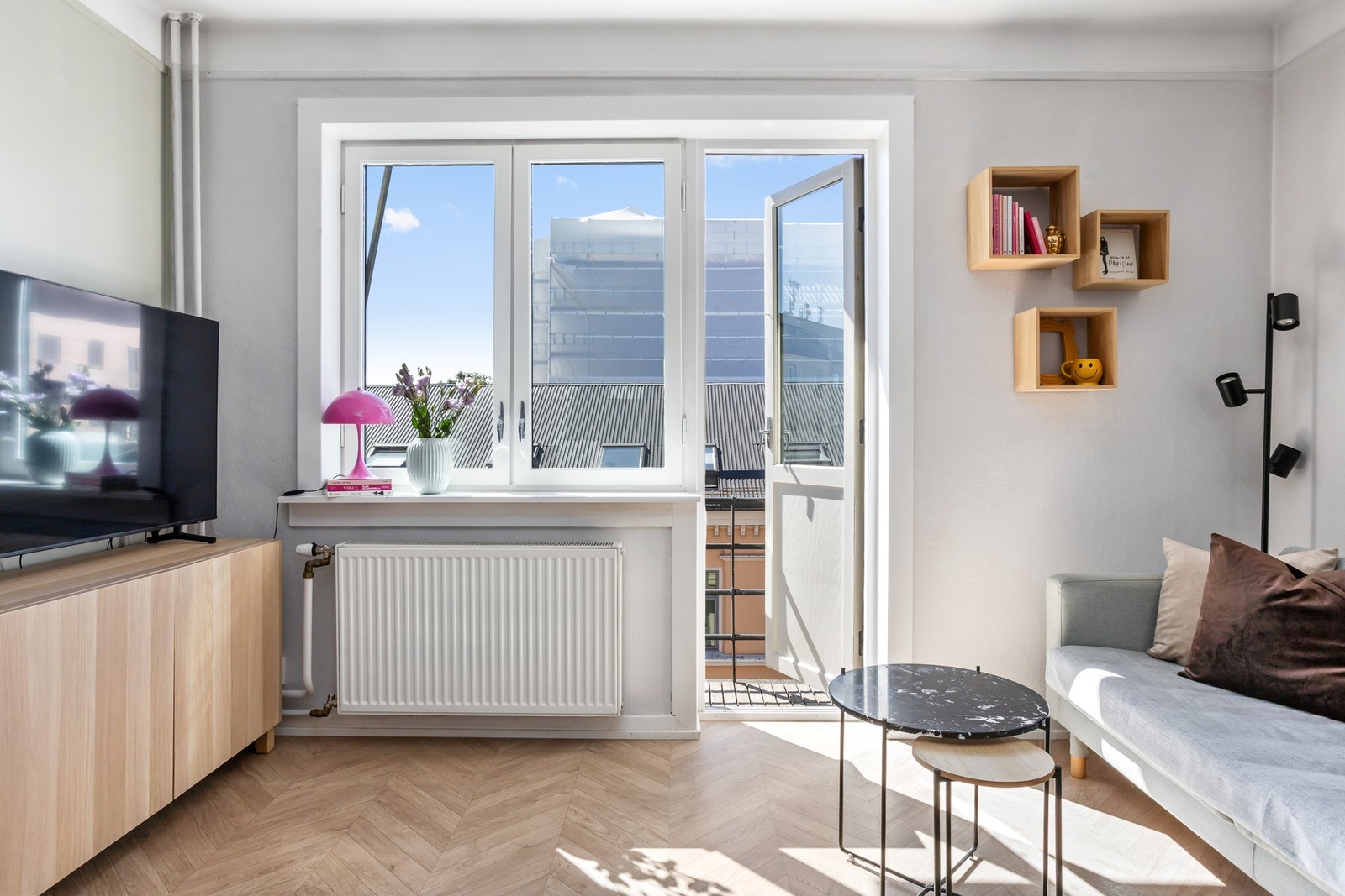 Fra stuen er det utgang til brannbalkong. Denne skal utbedres av borettslaget og er ikke i bruk per i dag. Galleribilde