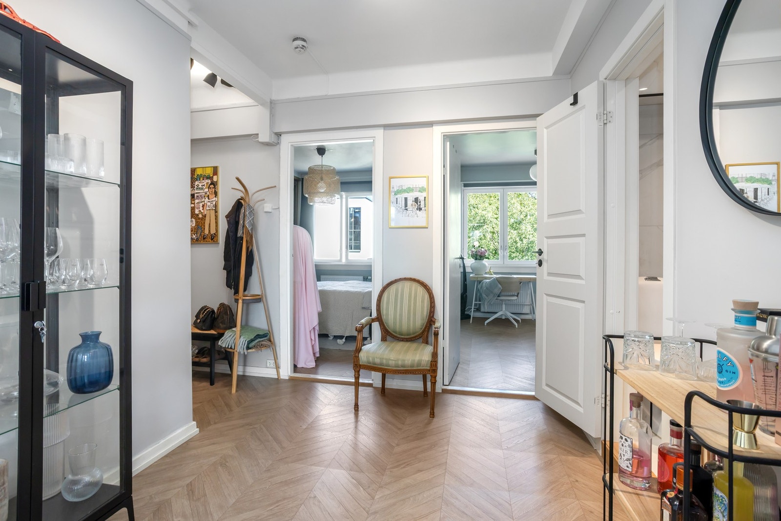 Gang med videre inngang til soverommene, som begge vender mot rolig bakgård. Galleribilde