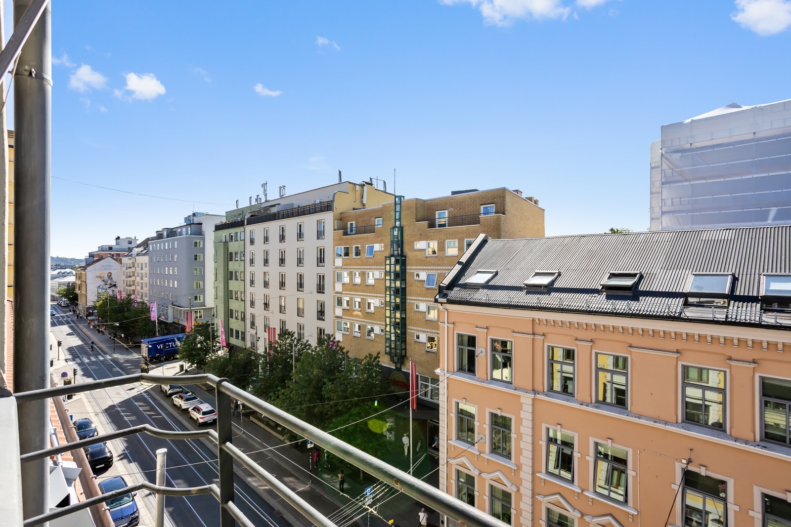 Utsikt fra brannbalkong. Her bor man i en av Oslo mest populære gater med kort vei til alt av fasiliteter. Galleribilde
