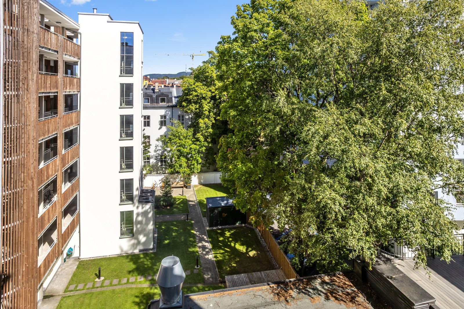 Rolig bakgård. Galleribilde