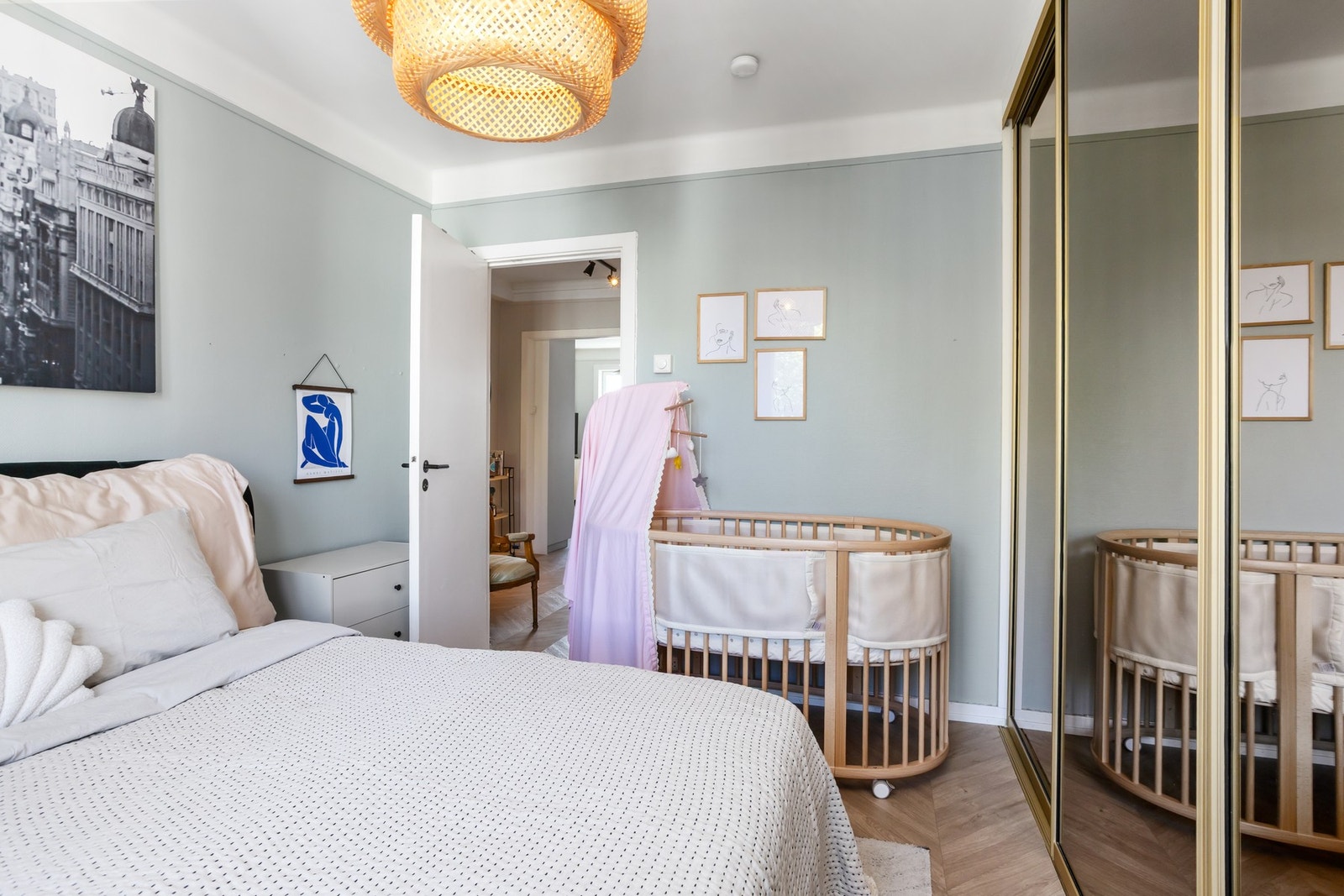 Det er stor skyvedørsgarderobe og godt med oppbevaring på hovedsoverom. Galleribilde